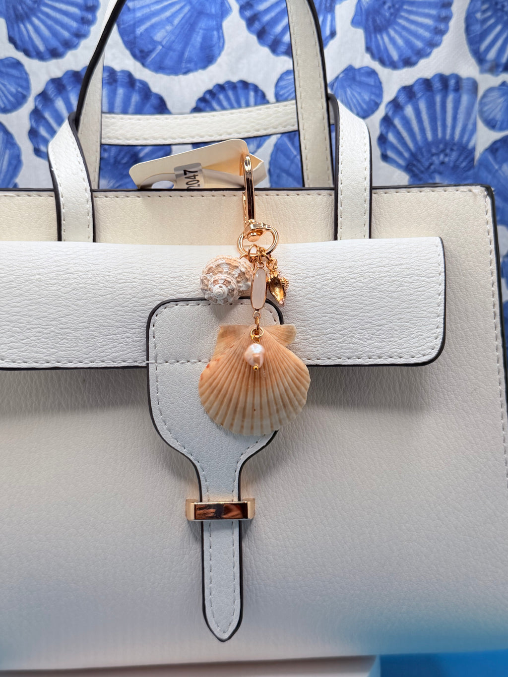 Dual Shores Bag Charm With Shells And Pearl On Rose Gold Chain