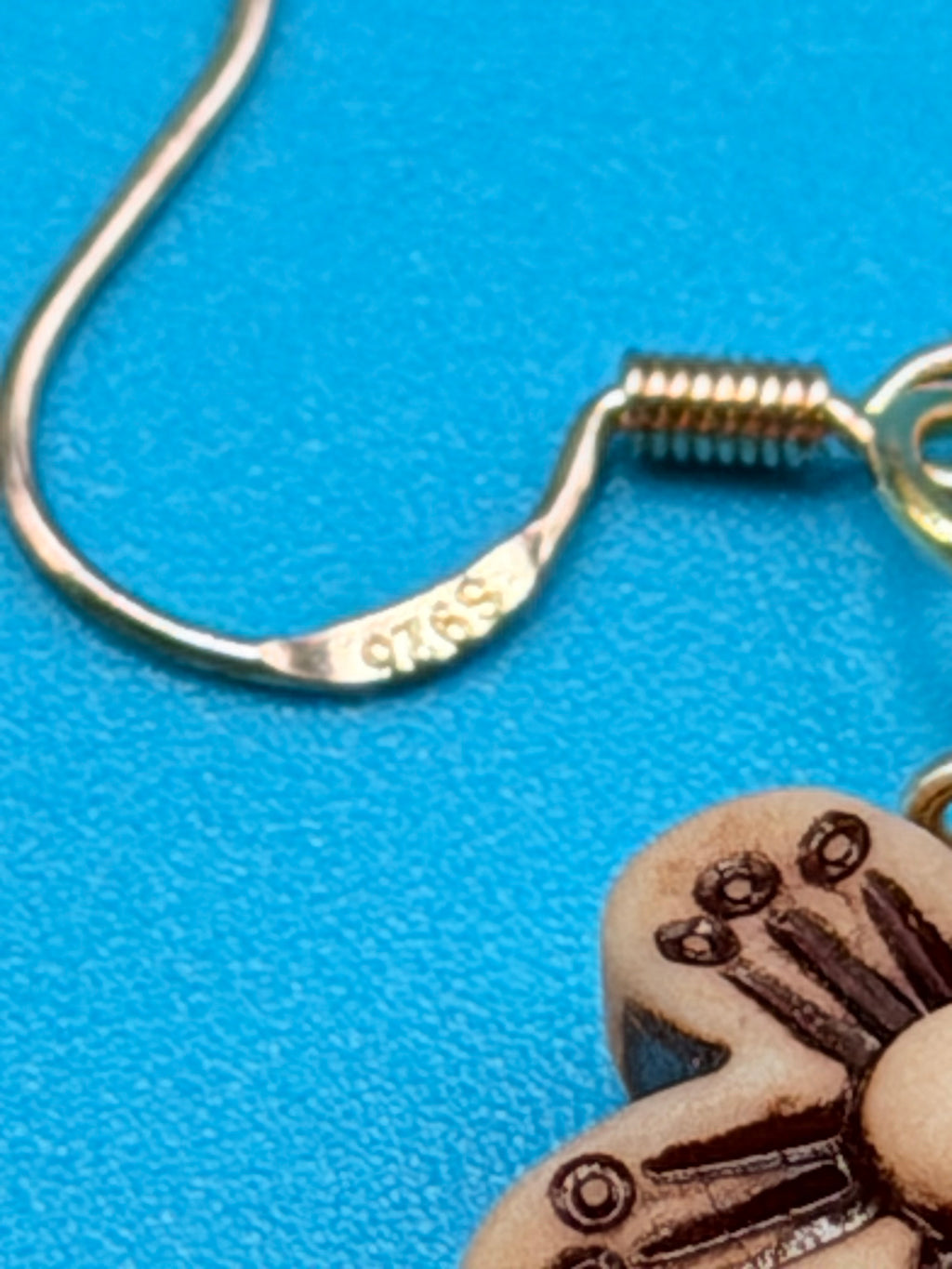 Single ribbed venus clam shell earring on ruler showing drop length