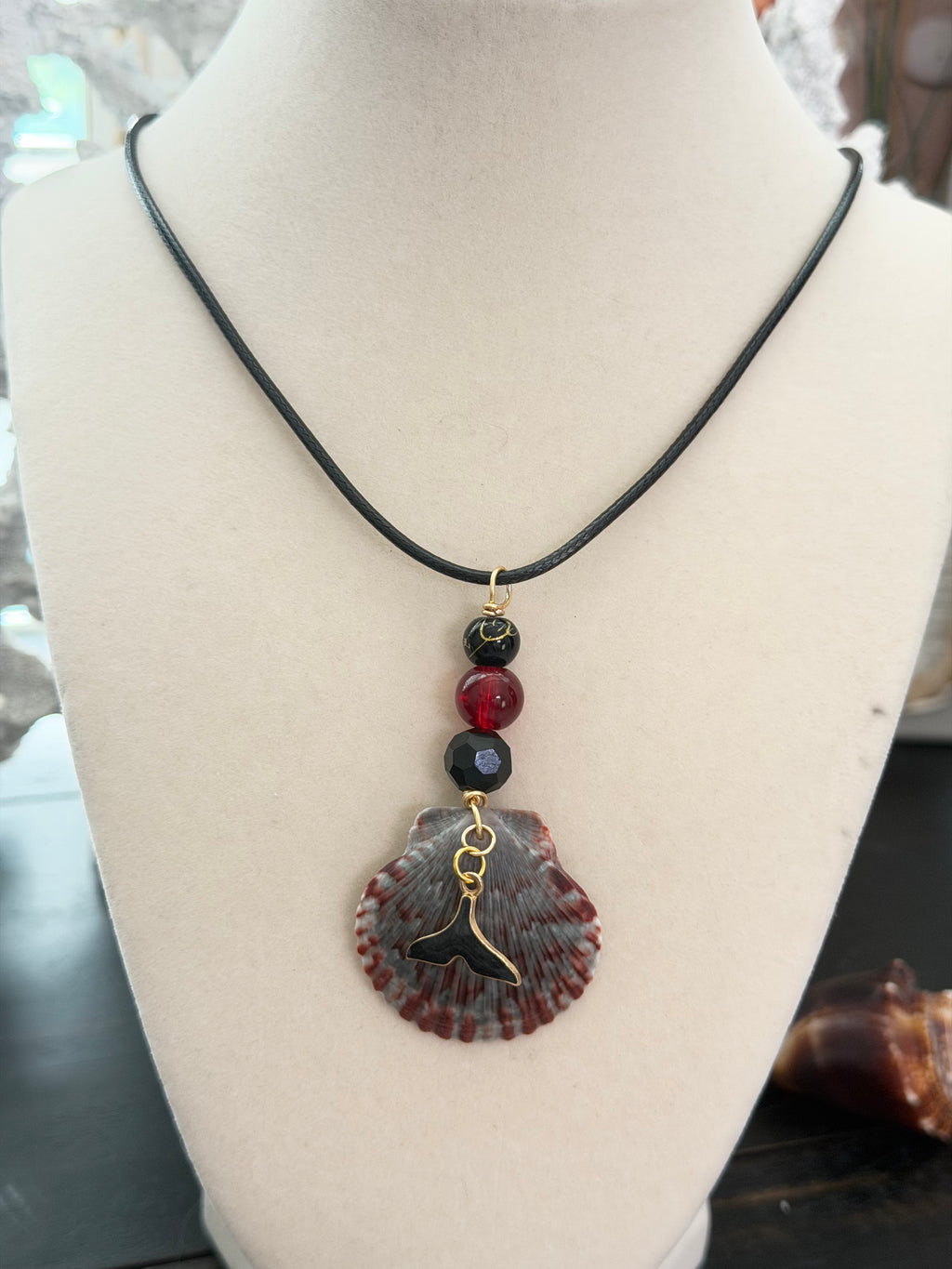 Willow Whaletail Dark Calico Scallop Necklace