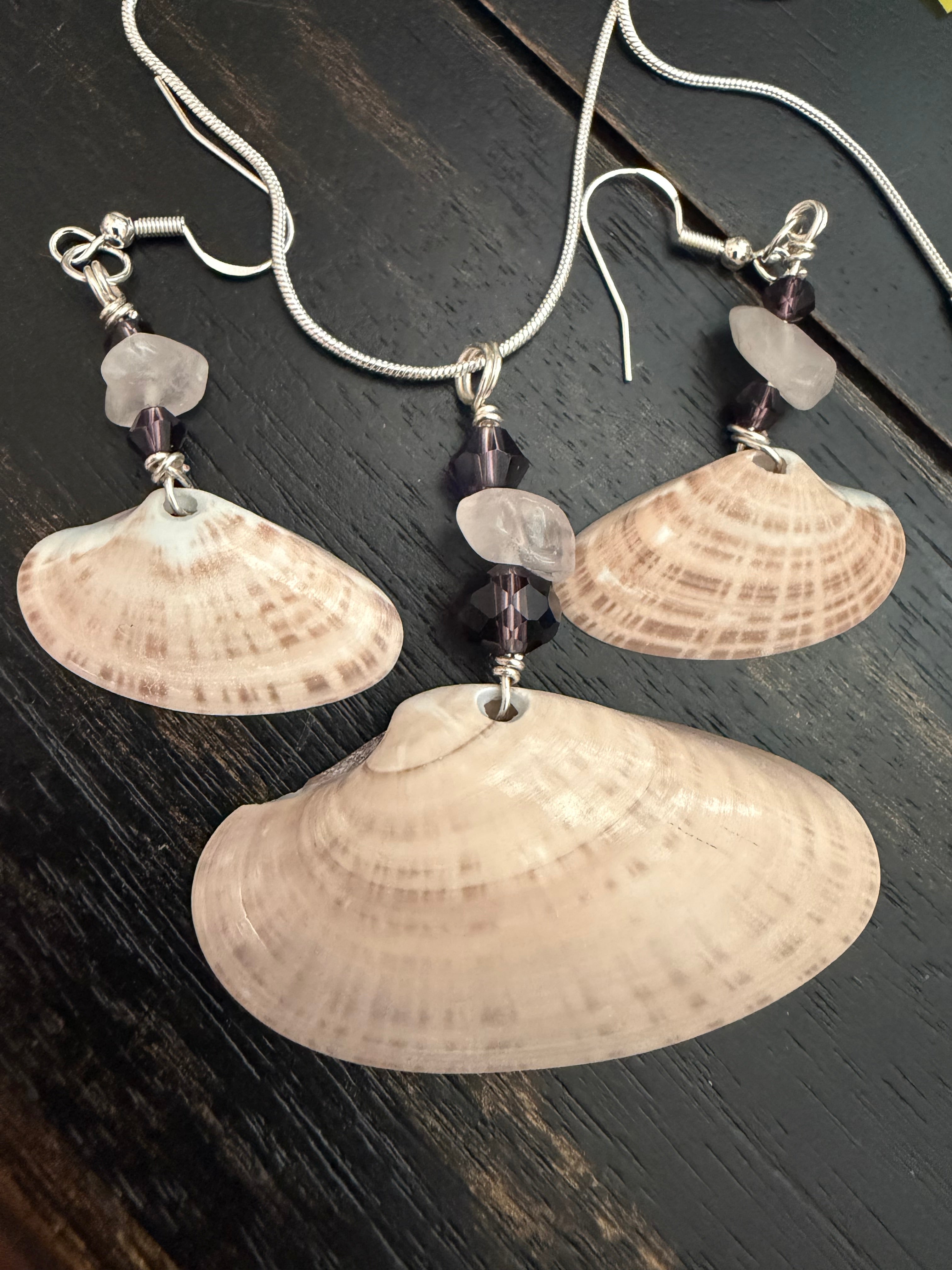 Sunny Rays Sunray Venus Clam Necklace and Earring Set