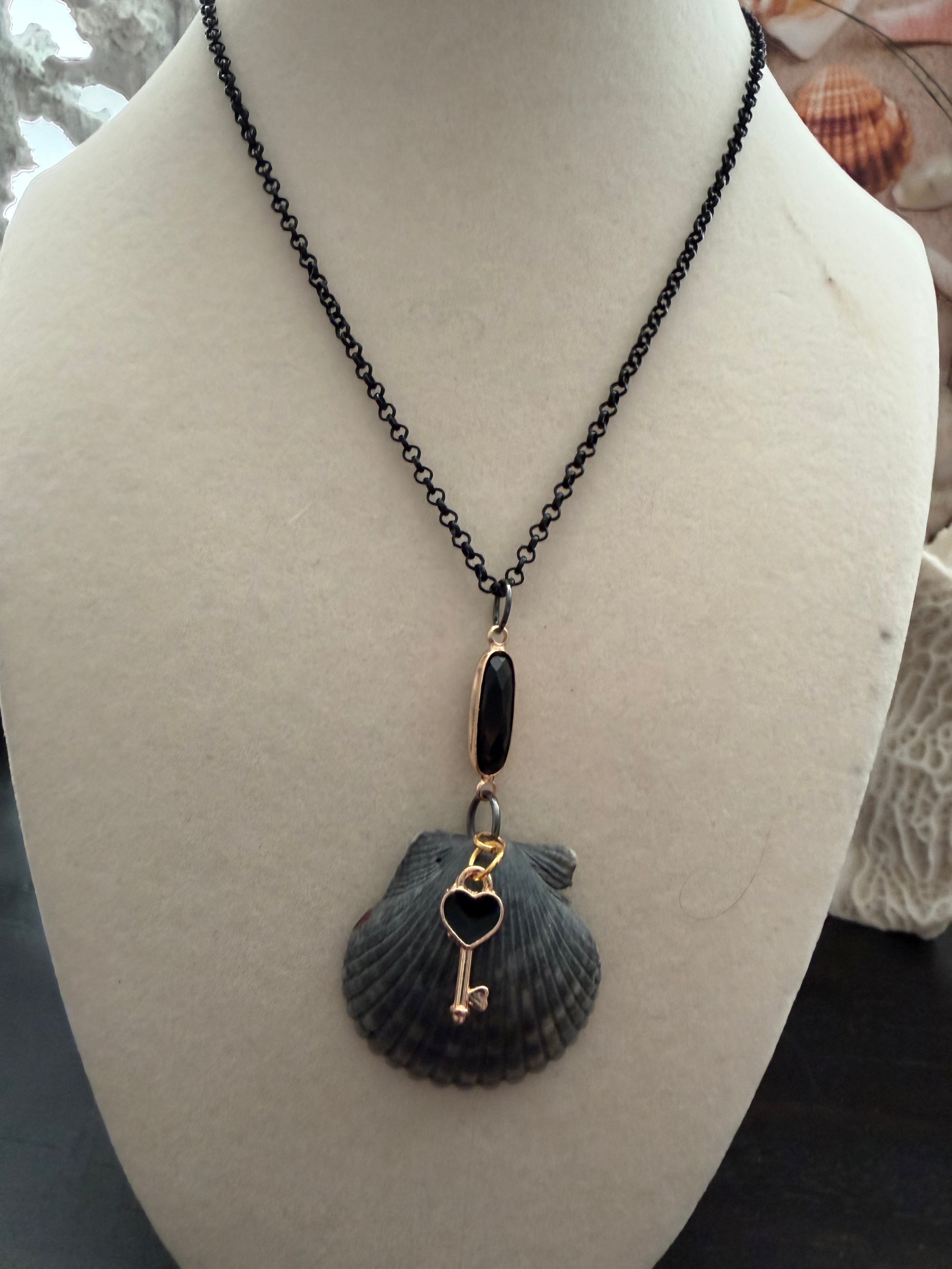 Key-to-my Heart, black Scallop Necklace