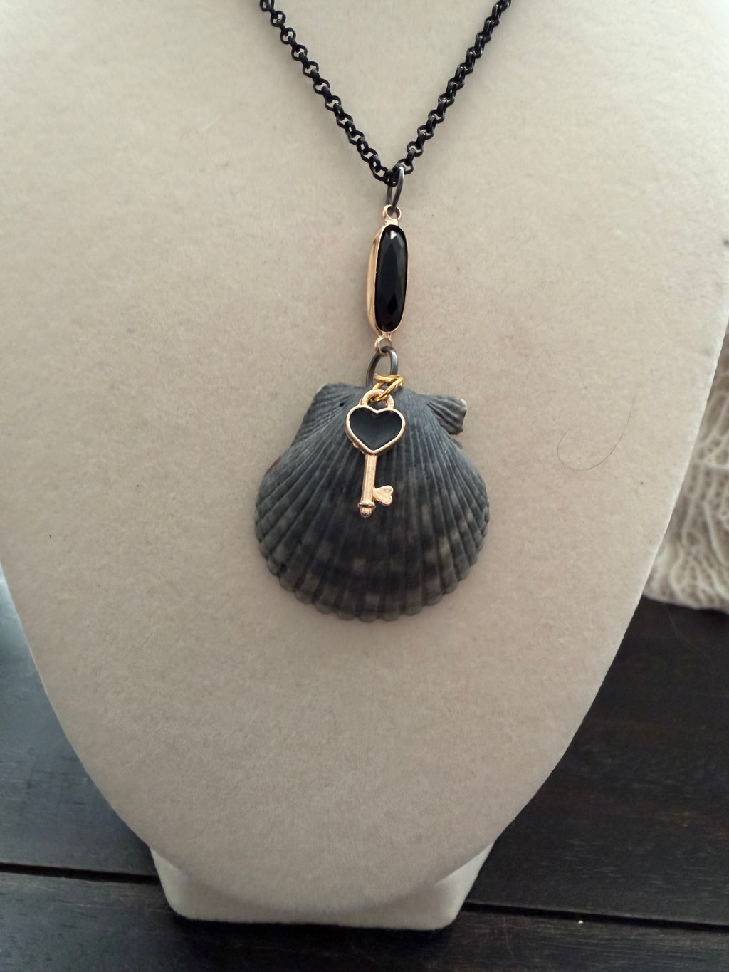 Key-to-my Heart, black Scallop Necklace