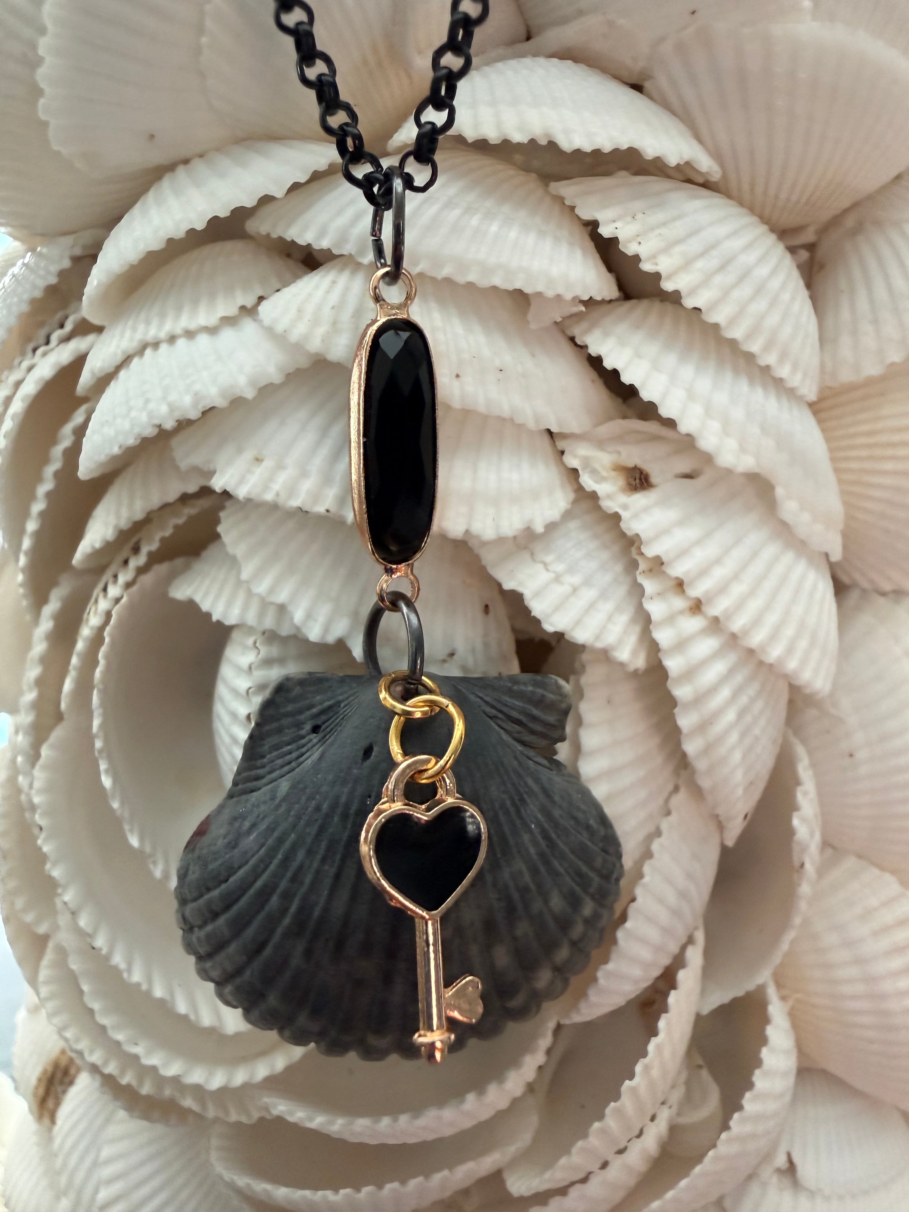 Key-to-my Heart, black Scallop Necklace