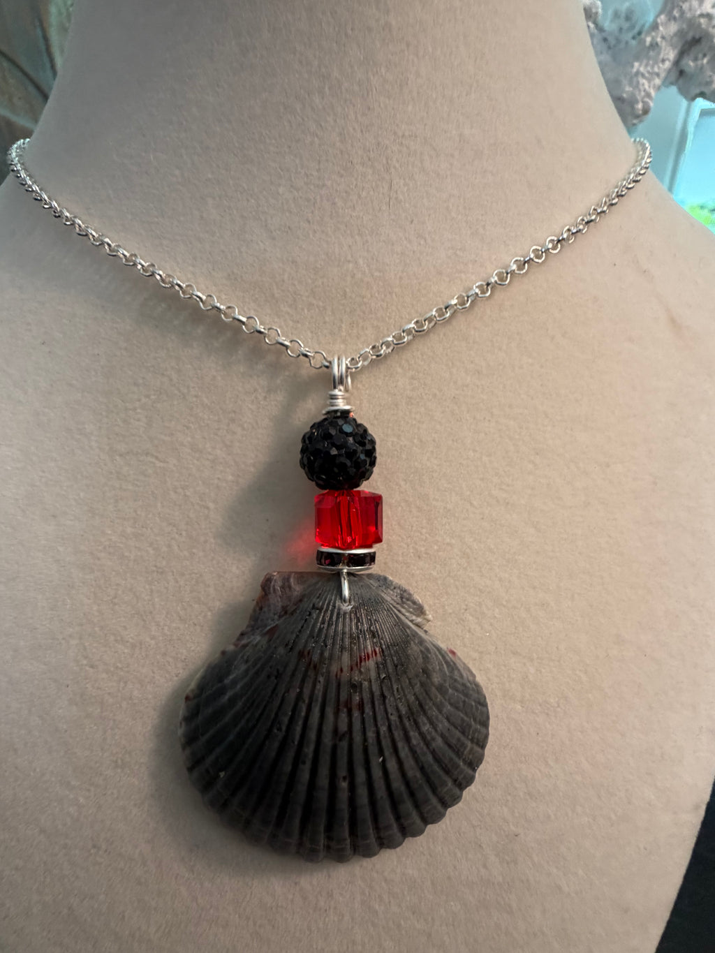 Midnight Fire – Dark Calico Scallop Shell Necklace