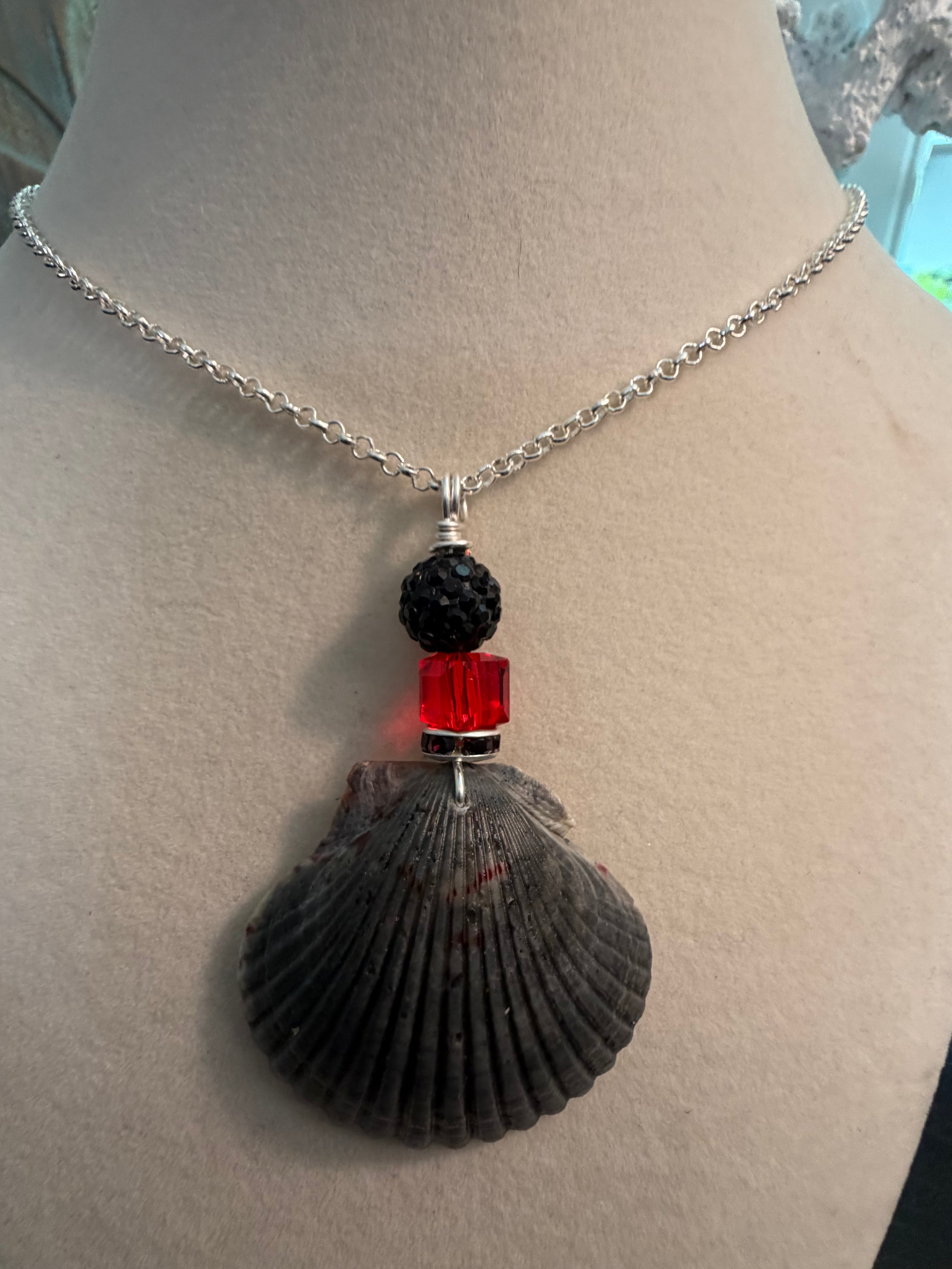Midnight Fire – Dark Calico Scallop Shell Necklace