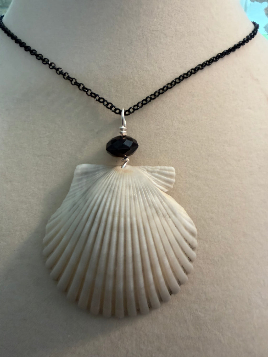 Velora Drift – Gray Scallop Necklace