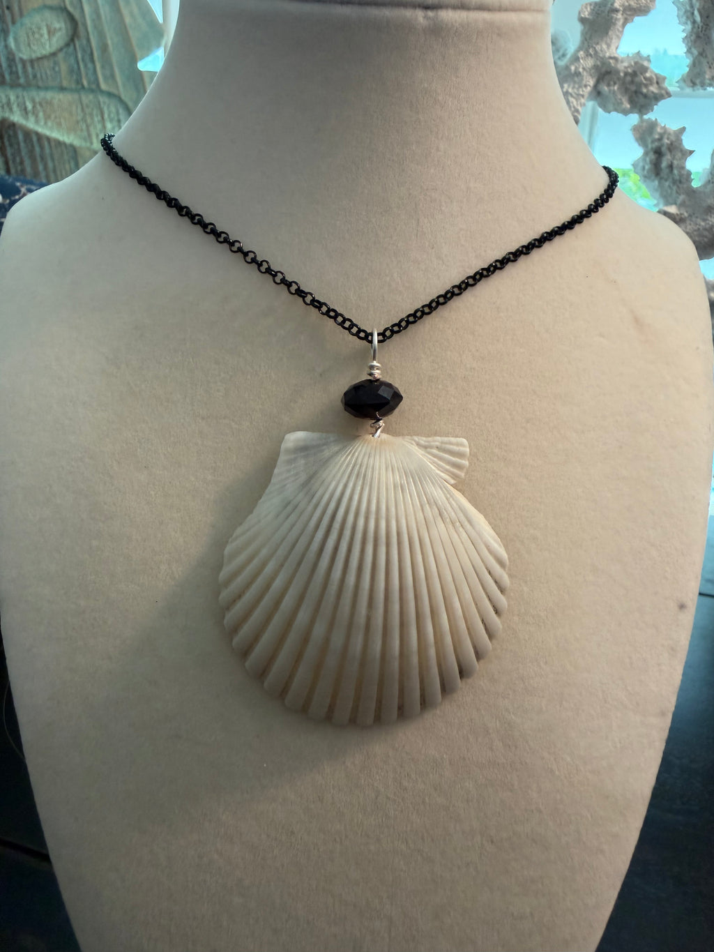 Velora Drift – Gray Scallop Necklace